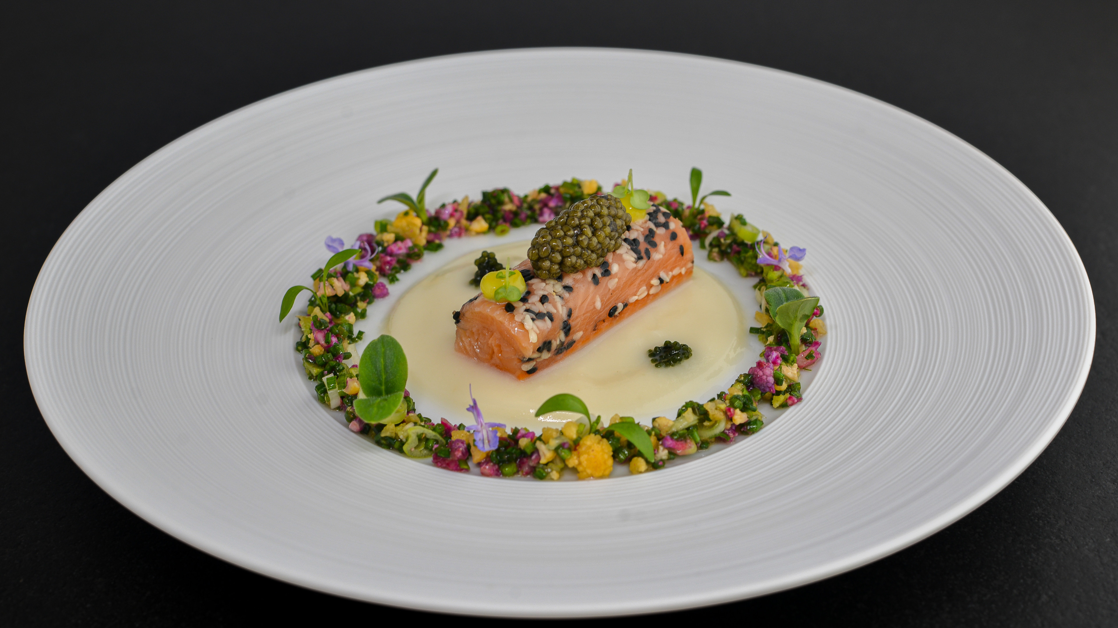 Omble chevalier, chou fleur fumé et caviar oscietre - Crédit photo Arthur Ledoux (2)