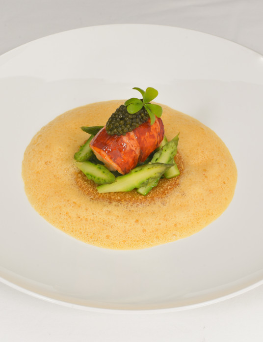 Homard bleu,caviar osciètre,salpicon de homard et asperges vertes, tête de veau croustillante et bisque crémée © Arthur Ledoux (1)